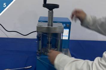 Fase 5: dopo la pressatura, interrompere la pressurizzazione e rimuovere con cautela lo stampo.