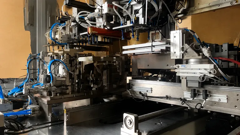 Macchina semi-automatica per l'impilamento a Z di batterie agli ioni di litio per celle prismatiche e a sacchetto 1