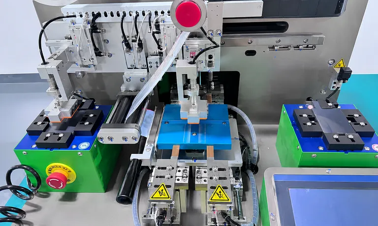 Macchina impilatrice semiautomatica da laboratorio per l'assemblaggio di celle di batterie al litio 1