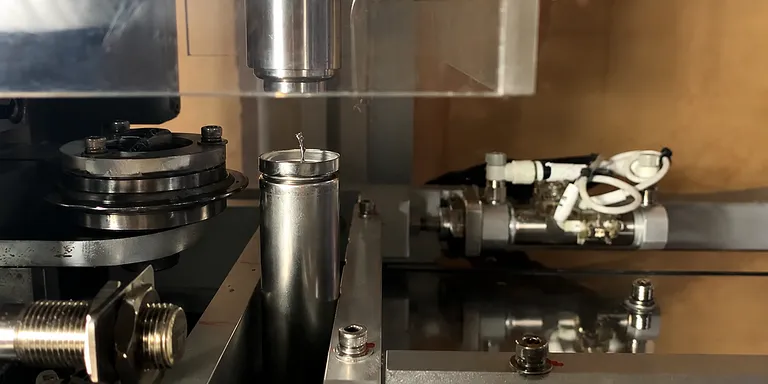 Halbautomatische Batterie-Boden-Schweiß- und Rillmaschine 2-in-1 Zylinderzellen-Rill- und Punktschweißgerät 2