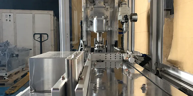 Halbautomatische Batterie-Boden-Schweiß- und Rillmaschine 2-in-1 Zylinderzellen-Rill- und Punktschweißgerät 1