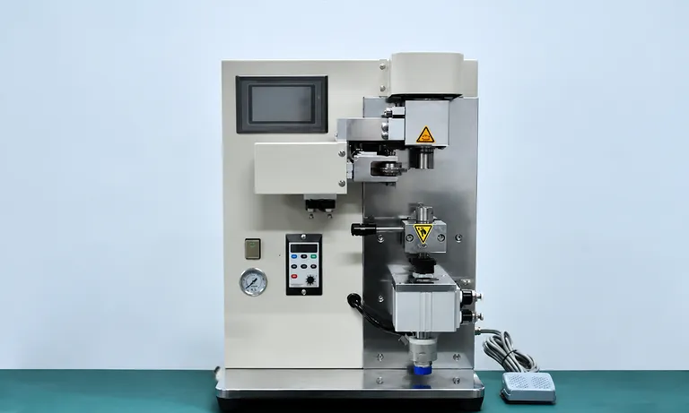 Macchina per scanalatura di batterie cilindriche verticali 1