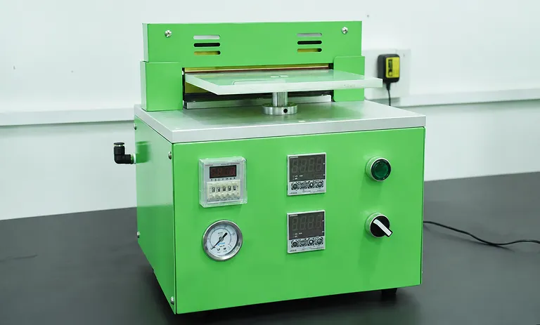 Machine de thermoscellage supérieure et latérale pour l'assemblage de batteries lithium de type poche 2