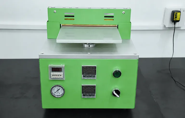 Machine de thermoscellage supérieure et latérale pour l'assemblage de batteries lithium de type poche 1