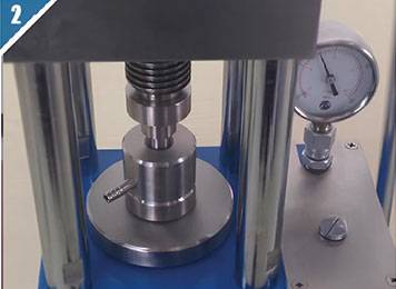 Schritt 2: Einsetzen des Werkzeugs in die hydraulische Presse und Druckbeaufschlagung