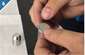 6. Sacar la pila de botón embalada.