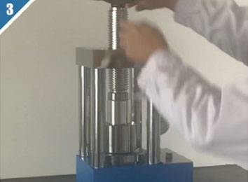 3.Assemblare lo stampo secondo il diagramma di rilascio; espellere il campione dalla boccola dello stampo con l'asta della vite.