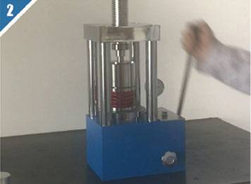 2.Mettere lo stampo al centro della pressa idraulica e pressurizzare alla pressione richiesta.