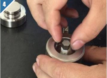 4) Nehmen Sie die Matrize aus der hydraulischen Presse und entfernen Sie die Probe vorsichtig.
