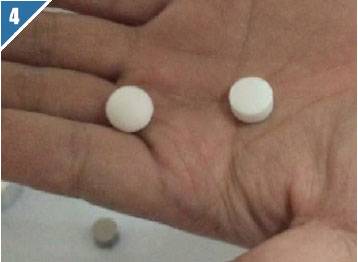 4. Saque el molde de la prensa hidráulica y retire la muestra con cuidado.